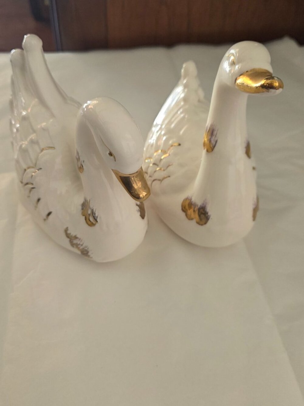 Set Of 2 Vintage Ceramic Swans Figurines